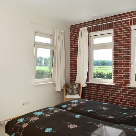 Spacious Farmhouse In Achterhoek With Play Loft בית נופש